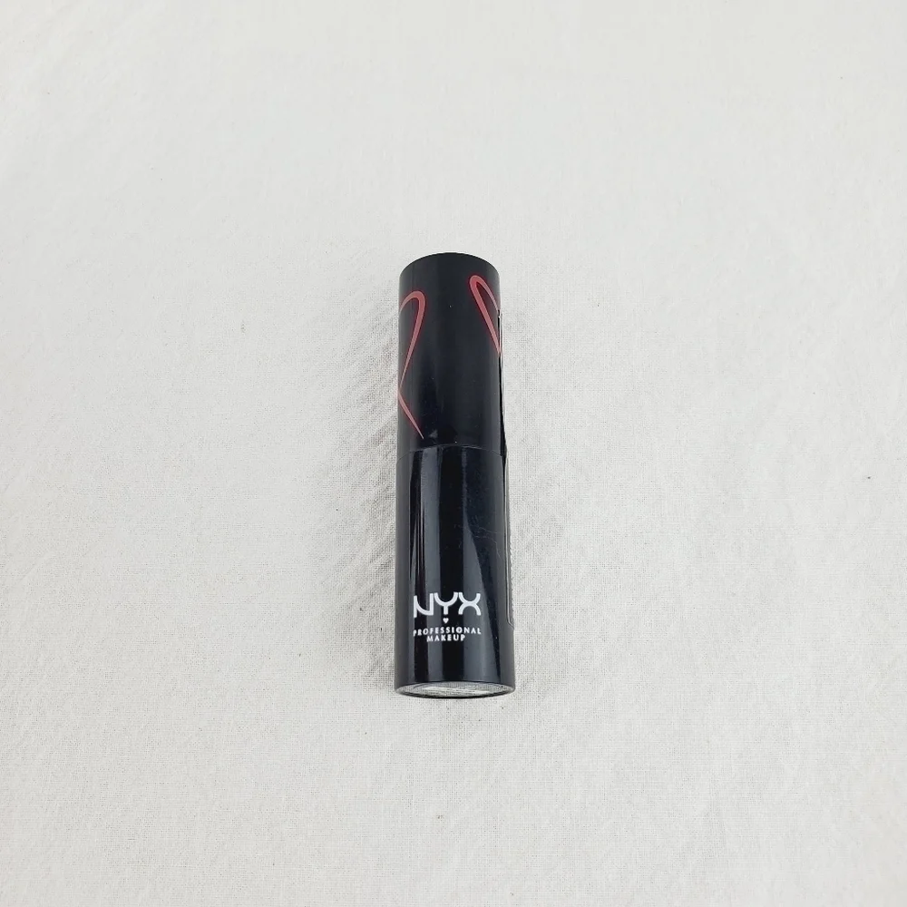 LAST ONE 🔥 NYX shout loud satin Lipstick Shade Day Club